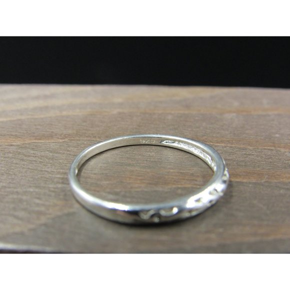 Size 8 Sterling Silver Odd Thin Pattern Band Ring - Picture 3 of 6
